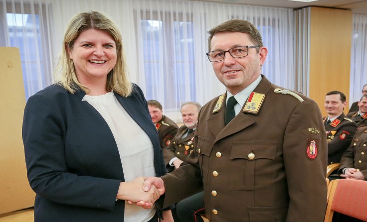 Bezirkshauptfrau Elisabeth Schwetz gratuliert dem alten/neuen Kommandanten. Foto: BFKDO/Deutsch
