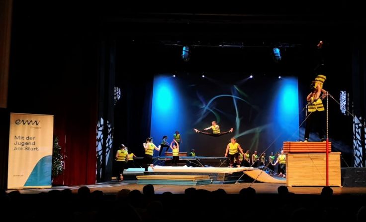 Die Sportler machten aus der Bühne eine Turn-Arena. Foto: FlicFlac