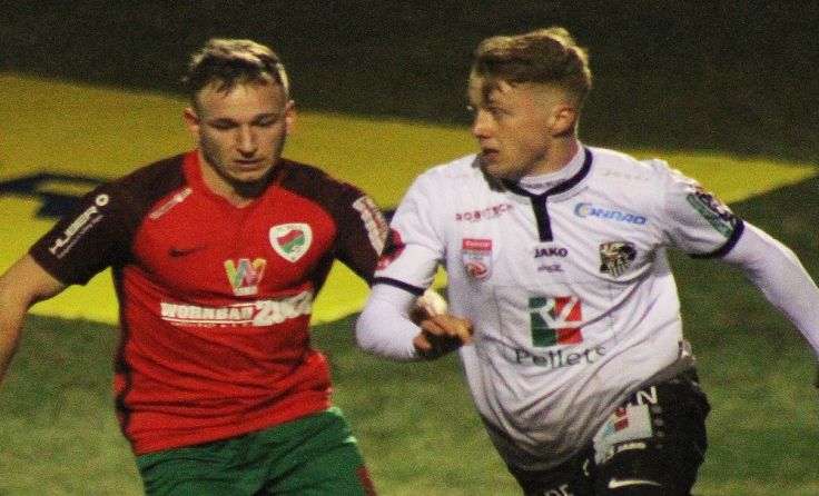 Der FC Wels (roter Dress) verlor zuhause mit 1:5 Foto: Erhardt