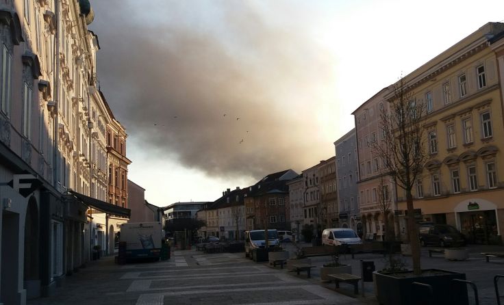 Rauch über dem Welser Stadtplatz Foto: Nowak