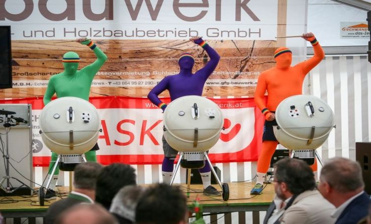 Schwungvoller Auftakt der Feier mit den Trommlern der Grllstx Foto: Askö Marchtrenk