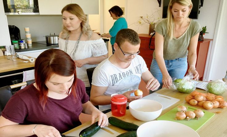 Gemeinsam wird eingekauft und dann das Menü zubereitet. Foto: JG