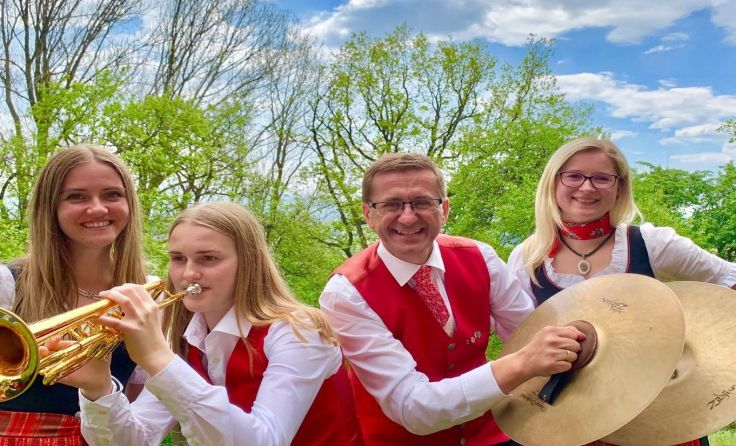 Charmante Begleitung für Landesrat Markus Achleitner (2. v.rechts) Foto: Privat