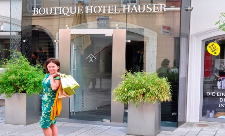 Organisatorin Adelheid Neumeier-Binder vor dem Boutiquehotel Hauser. F: Privat