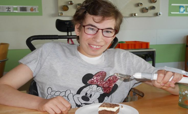 Der speziell konstruierte Löffel erleichtert das selbstbestimmte Leben. Foto: Privat
