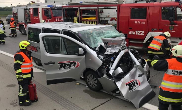 Die Feuerwehr musste den Lenker aus dem Fahrzeug befreien. Foto: fotokerschi.at/Kerschbaummayr