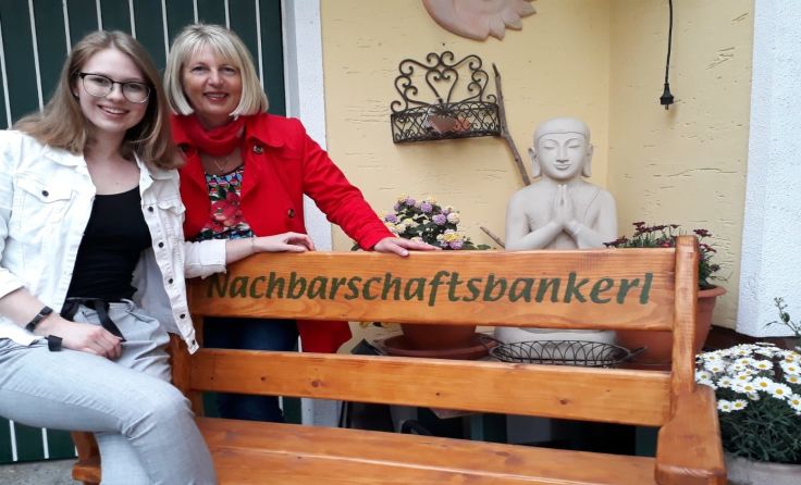 Dorothea & Maria Roithmair mit dem Nachbarschaftsbankerl Foto: Fam. Roithmair