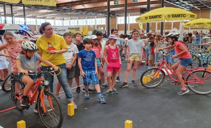Praktische Übungen gehören beim Radparcours dazu. Foto: ÖAMTC/Rudolf Laresser