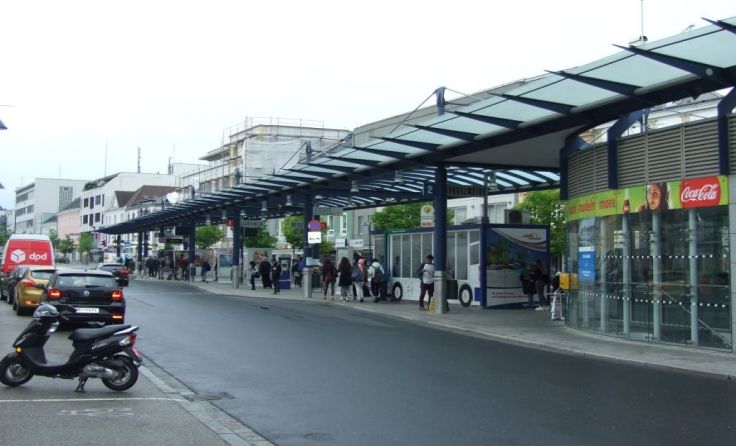 Die Busdrehscheibe wird weiter auf dem Kaiser-Josef-Platz bleiben. Foto: Tips