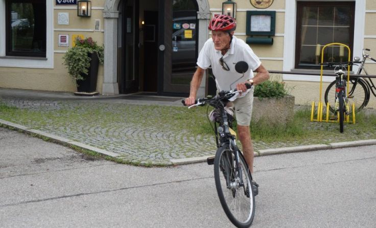 Auch mit 97 Jahren immer noch mit dem Rad unterwegs. Foto: Privat
