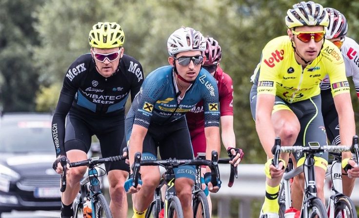 Andi Bajc (in Blau) fuhr ein starkes Rennen. Foto: Eisenbauer