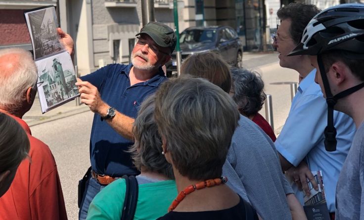 Albert Neugebauer zeigt den Gästen, wie Wels einmal ausgehen hat. Foto: Privat