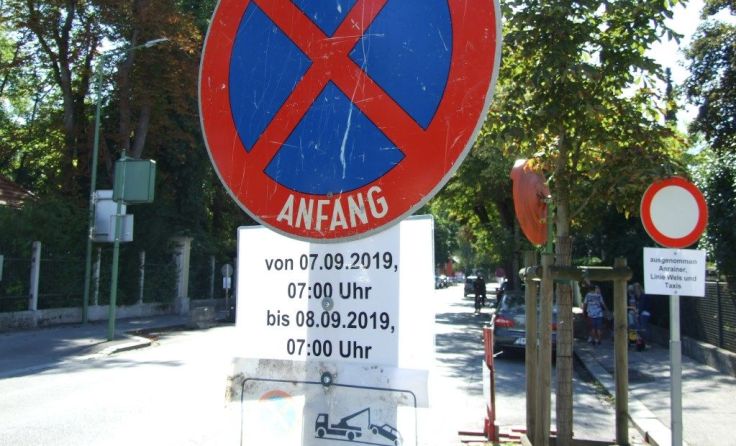 Die Hinweistafeln stehen bereits. Foto: Tips