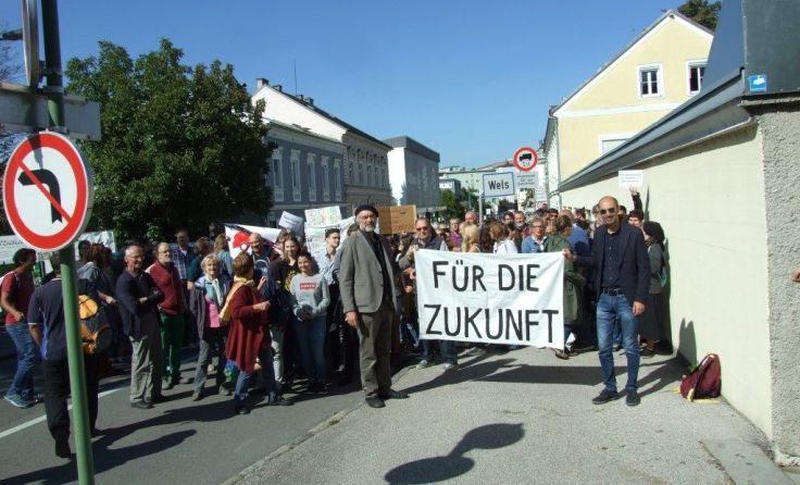Welser Kundgebung bei der Alten Traunbrücke. Foto: Tips