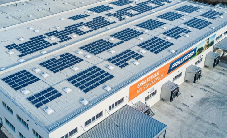 Neue Photovoltaik-Anlage auf den Lagerhallen Foto: Prillinger