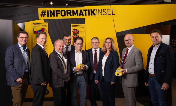 Gruppenbild nach der Besichtigung der Informatikinsel. Foto: Welios