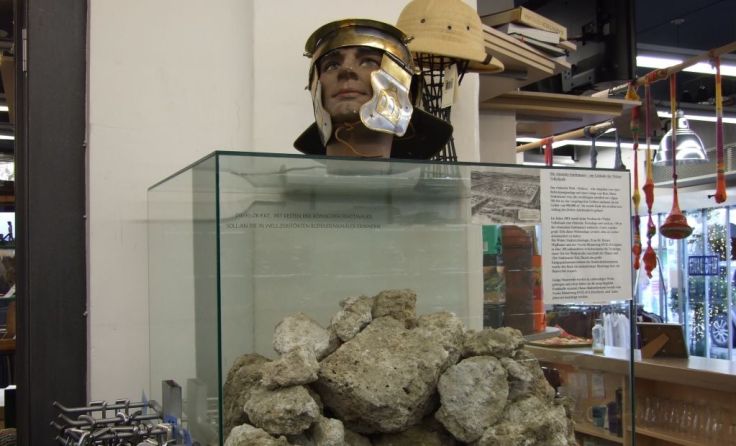 Mauer und Helm bei Moden Neugebauer in der Pfarrgasse. Foto: Tips