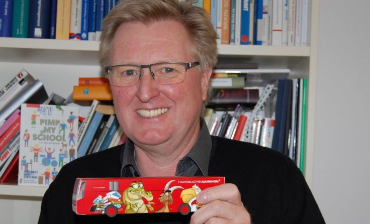 Kulturstadtrat Johann Reindl-Schwaighofer mit Busmodellen aus anderen Städten Foto: Stadt