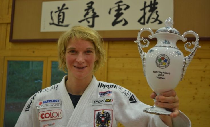 Sabrina Filzmoser mit dem Pokal Foto: LZ Multikraft Wels