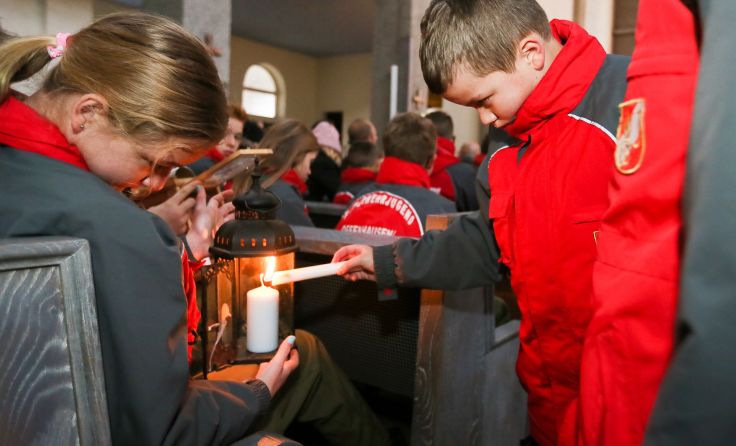 Die jungen Kameraden gaben das Friedenslicht weiter Foto: Deutsch, BFKDO
