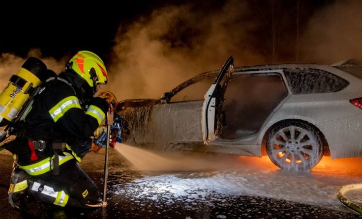 Zwei Feuerwehren mussten ausrücken um das Auto zu löschen. Foto: fotokerschi.at/kerschbaummayr