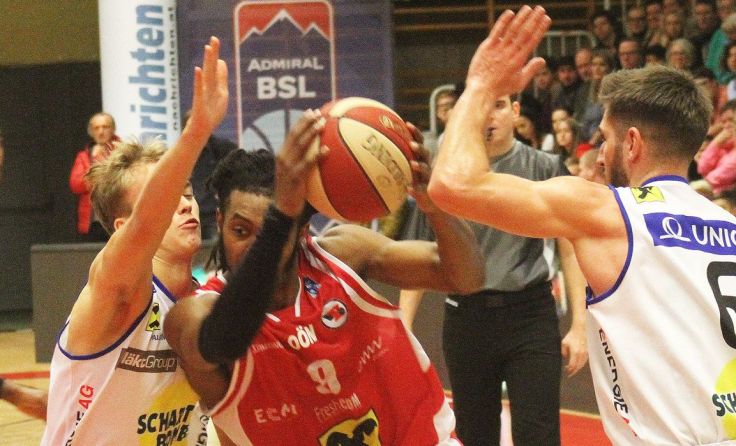 Cameron Delaney will sich gegen Gmunden durchsetzen. Foto: Erhardt