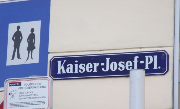 Am Kaiser Josef Platz ist einiges los. Foto: Tips