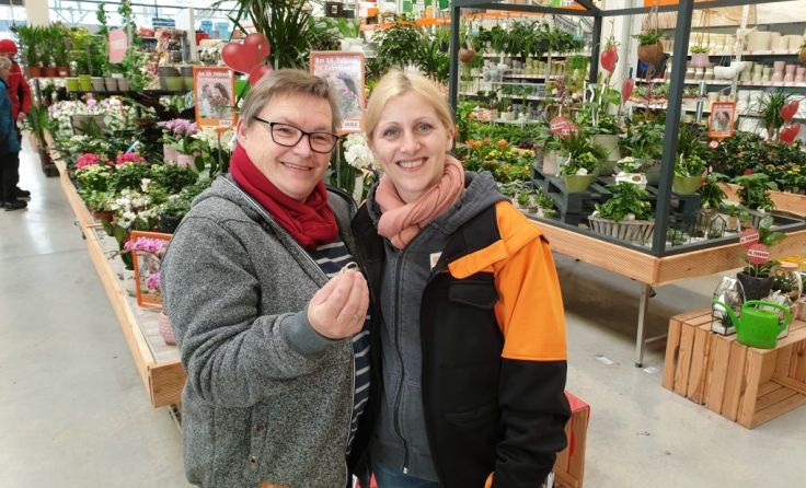 Maria Oberroithmair und die Finderin, nette Frau Doris vom Welser Obi Markt. Foto: privat