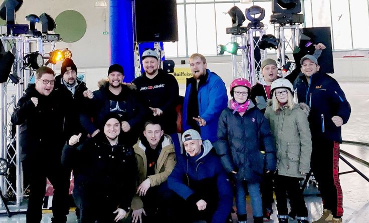 Das Organisationsteam der Eisdiscos mit dem tanzenden Eiswolf Foto: JG