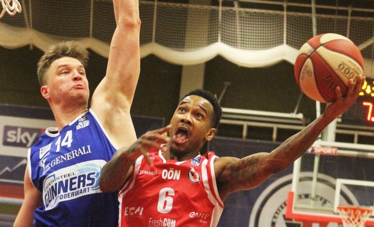Derek Jackson (re.) spielt gegen sein Ex-Team die Oberwart Gunners. Foto: Erhardt