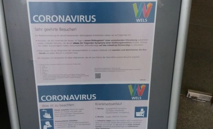 Hinweistafeln vor den Amtsgebäuden der Stadt wegen Covid-19. Foto: Tips