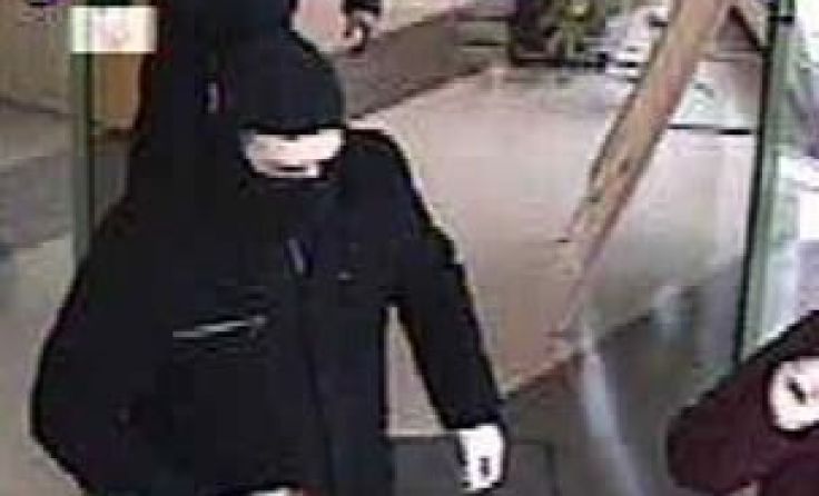 Der Täter bei einem seiner Überfälle. Foto: LPD NÖ