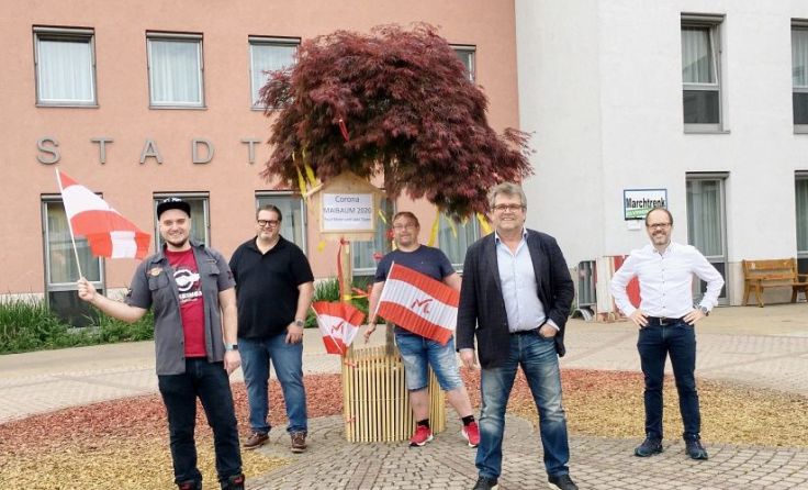 Bgm. Paul Mahr (2.v.rechts) und seine Maibaum-Helfer. Foto: Marchtrenk