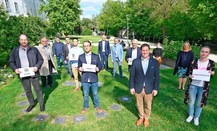 Spendenübergabe mit Abstand und am Welser Zwinger. Foto: Stadt