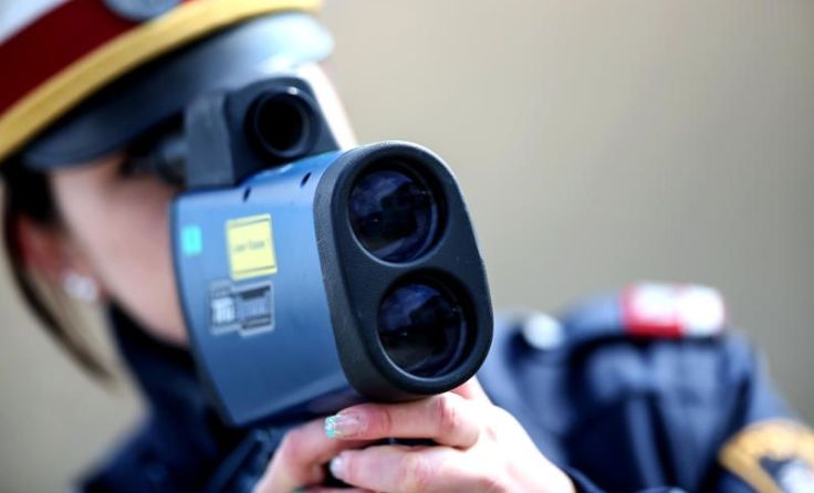 Auch mit Laserpistolen waren die Beamten im Einsatz. Symbolfoto: Weihbold