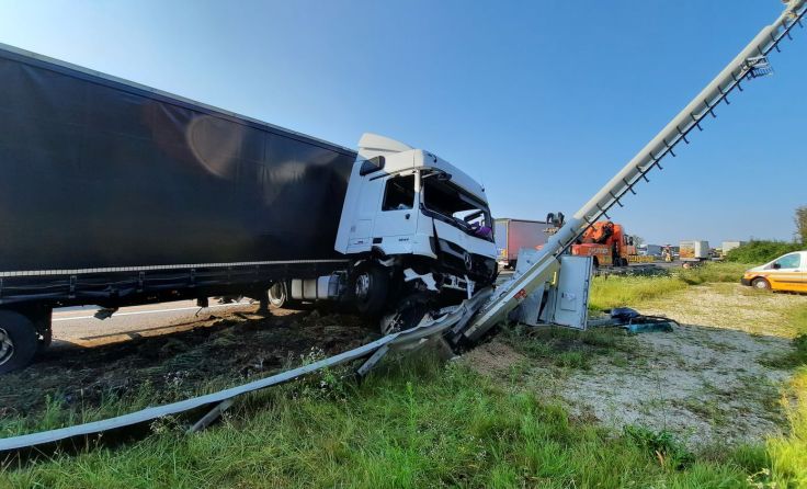 Für die LKW-Bergung musste ein Fahrstreifen gesperrt werden. Foto: fotokerschi.at/privat
