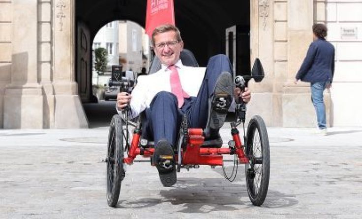 Achleitner bei einer Testfahrt mit dem Wasserstoff-Liegerad. Foto: Land/Liedl