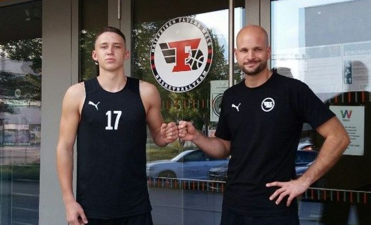 Luks Reichle und Flyers Headcoach Sebastian Waser