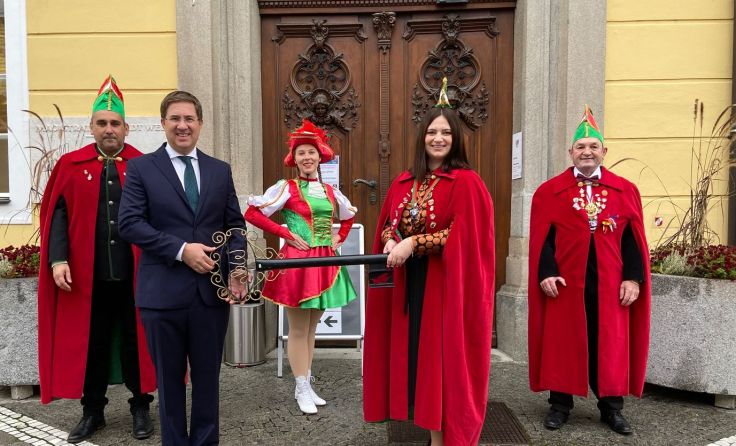 Übergabe vor dem Rathaus Foto: Schelmenrat