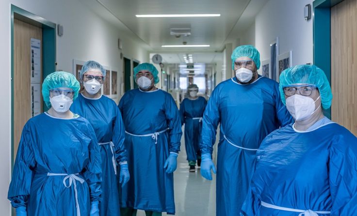 Schutzkleidung auf der Infektstation. Foto: Klinikum Wels-Grieskirchen / Nik Fleischmann