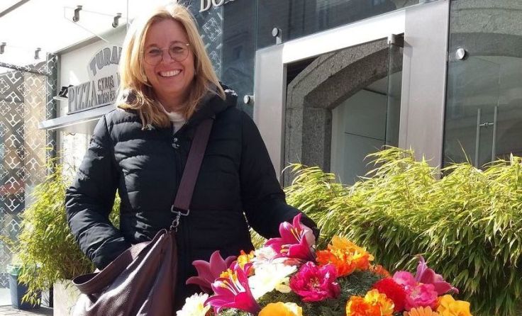 Vzbgm. Christa Raggl-Mühlberger und eine der Blumenkugeln Foto: Tips