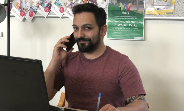 Jugendarbeiter Philipp Braun am Telefon (Foto: stadt)