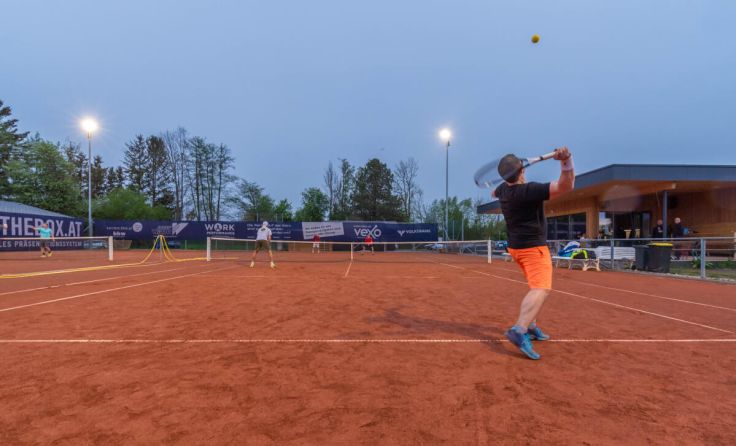 Die Flutlichtanlage hat im Testbetrieb bereits voll überzeugt. (Foto: Stadtamt)