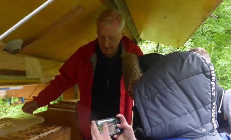 Reinhard Habermayer mit Schülern beim Bienenstock (Foto: imker)