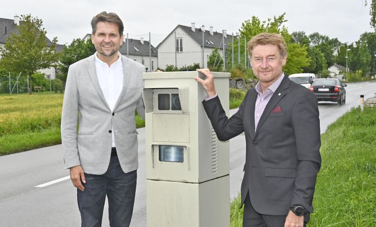 Lehner und Kroiß haben den Ausbau der Radarüberwachung auf dem Selbigen. (Foto: Stadt)