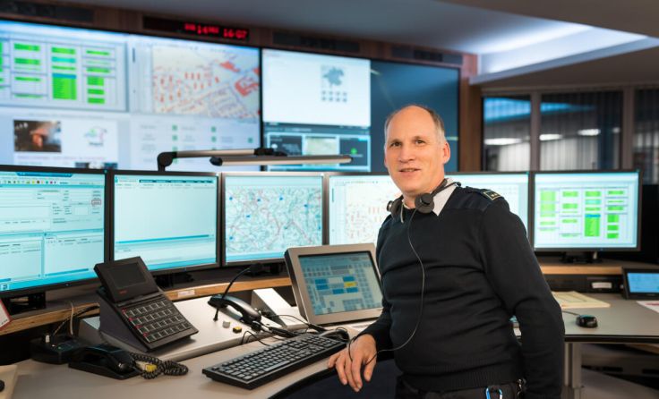 Siegfried Stögermair in der Welser Notrufzentrale. (Foto: STEFAN GRAZIANI)