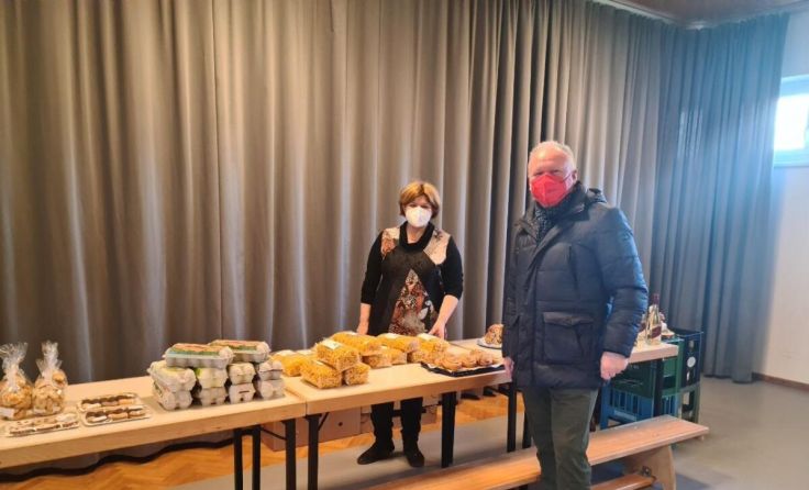 SP-Bgm. Norbert Höpoltseder beim Besuch des Schmankerlmarktes. (Foto: privat)