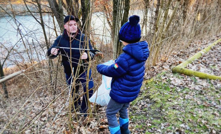 SP-Str. Bernhard Stegh und junger Helfer im Einsatz (Foto: JGM)