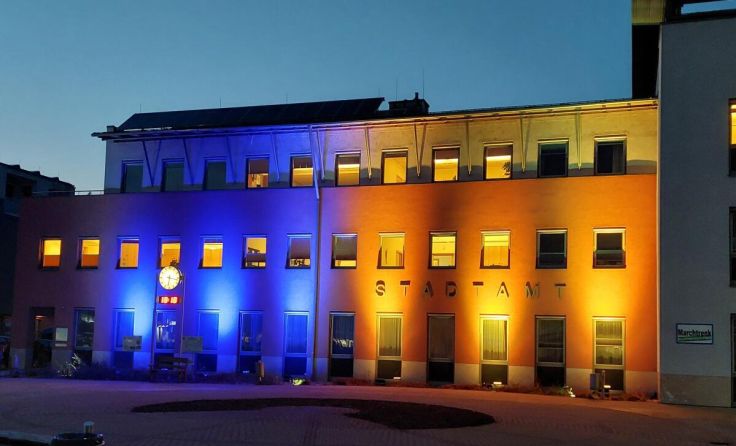 Das Marchtrenker Stadtamt leuchtete in den ukrainischen Farben (Foto: Stadtamt)