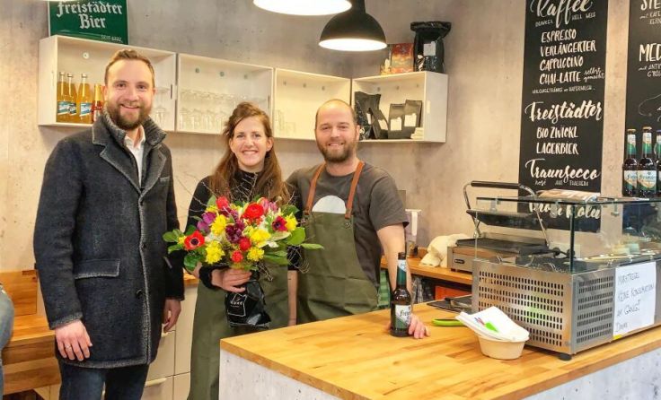 Str. Martin Oberndorfer (li.) zu Besuch beim neuen Marktstand. (Foto: Privat)
